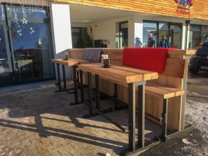 Stehtisch und Bank