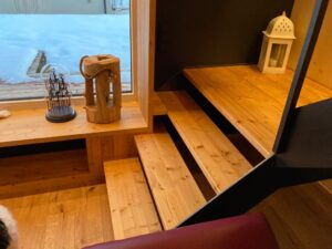 Treppe mit Sitzfenster