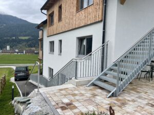 Fluchttreppe mit Geländer