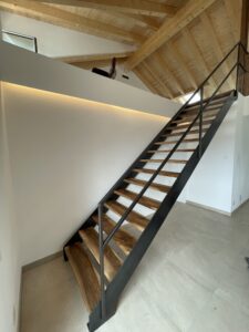 Stahltreppe mit Nussholz