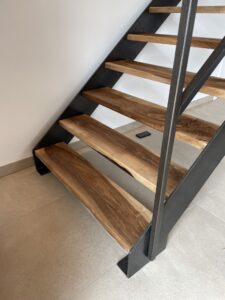 Stahltreppe mit Nussholz